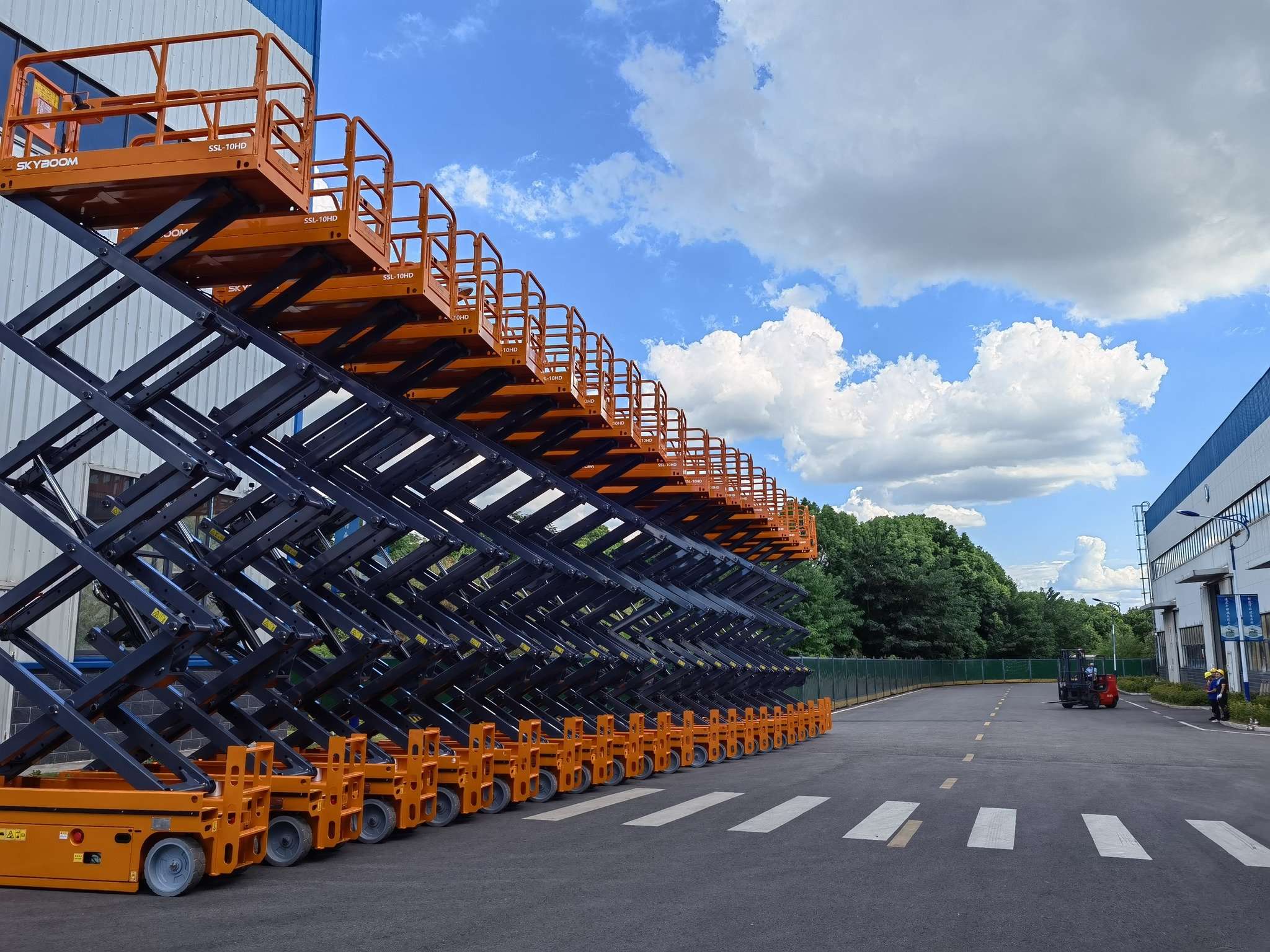 Bán xe nâng người mới và cũ