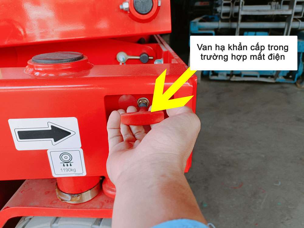 Hướng dẫn sử dụng và vận hành xe nâng người cắt kéo an toàn