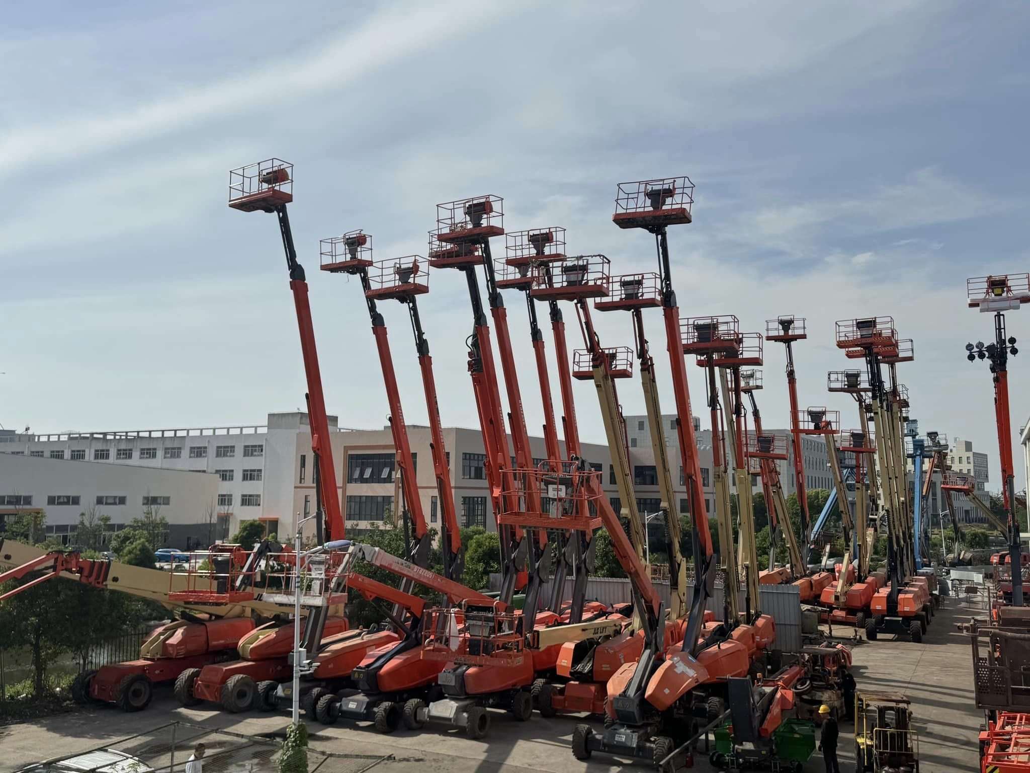 Bán xe nâng người mới và cũ