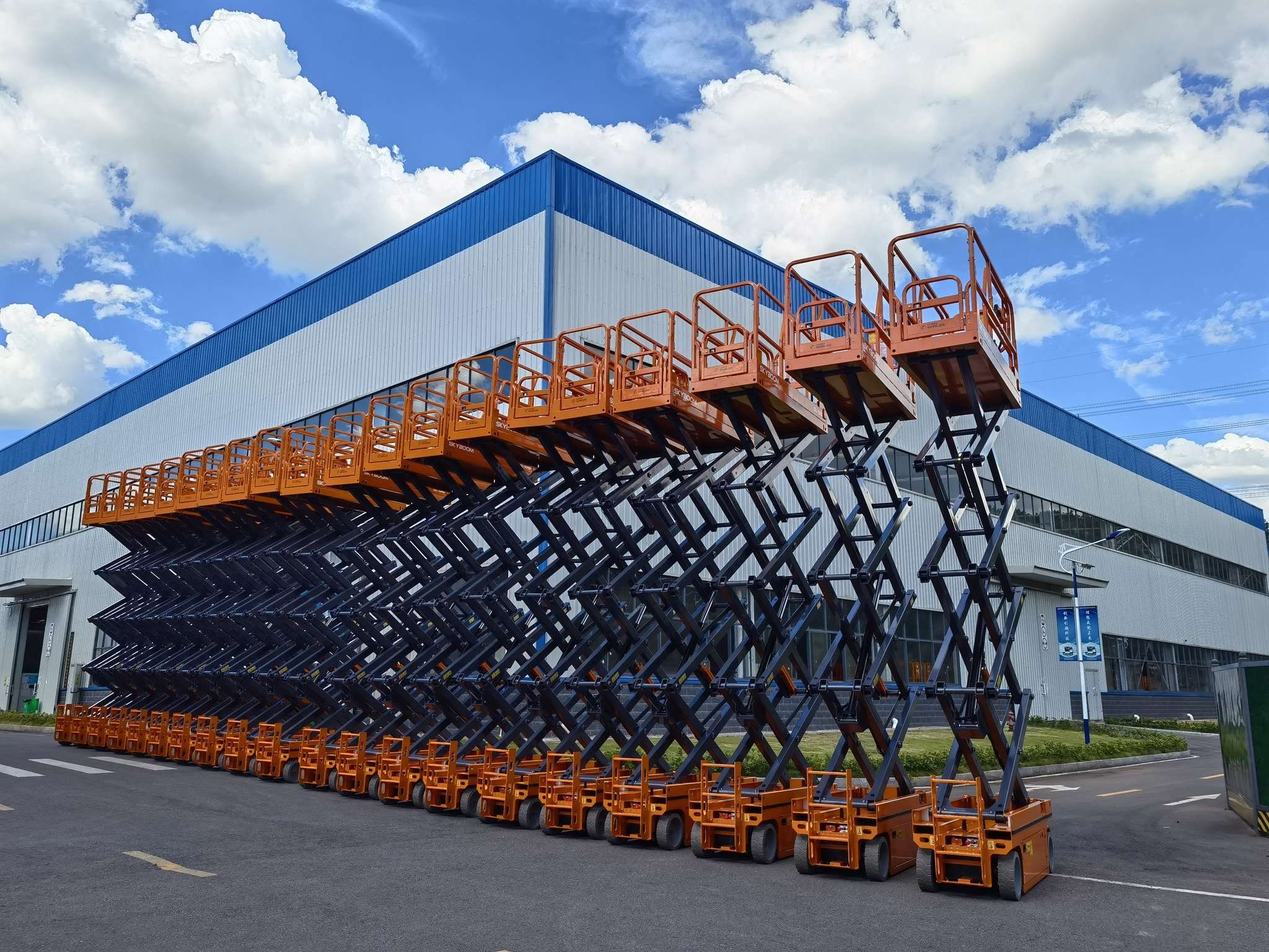 Cho thuê xe nâng người – Bảng giá cập nhật 2024