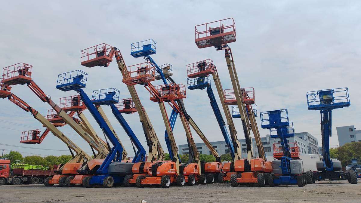 448437361_122106132044360617_1034899014765739130_n JLG 600S